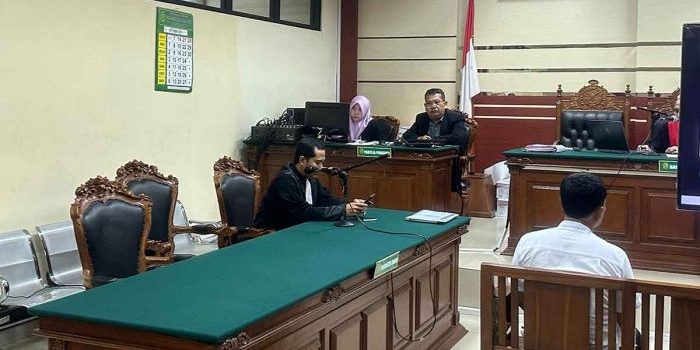 Terdakwa Joko Pristiwanto saat menjalani sidang putusan korupsi hibah UMKM di Pengadilan Tipikor, Surabaya. Foto: Ist.