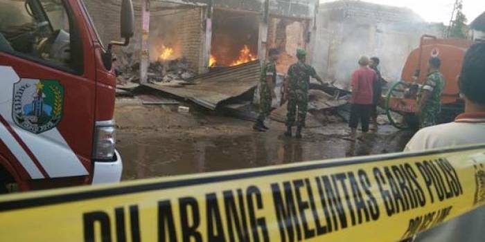 Pasar Kolpajung yang terbakar langsung dilingkari Police Line guna keperluan olah TKP. foto: rizal/BANGSAONLINE