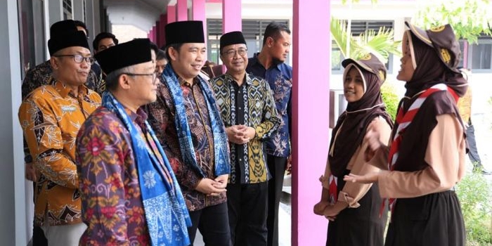 Bupati Muhammad Fawait saat mendampingi kunjungan Menteri Pendidikan Dasar dan Menengah RI, Abdul Mu