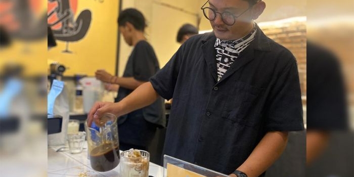 sentuhan-modern-jajanan-lawas-mencicipi-kopi-ledre-racikan-anang-maruf-di-deulleuda-coffee