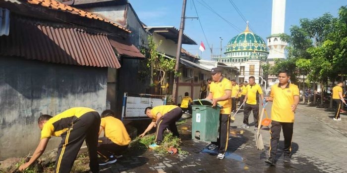 wujudkan-suasana-kerja-bersih-dan-sehat-polresta-sidoarjo-gelar-kerja-bakti-serentak