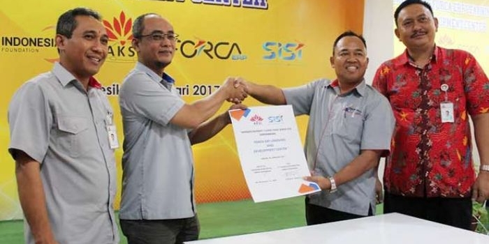 CEO PT SISI Andoyo Puji Raharjo (dua dari kiri) bersama Direktur AKSI Eko Wirantono usai menandangani MoU terkait pendirian Forca ERP Learning and Development Center. foto: SYUHUD/ BANGSAONLINE