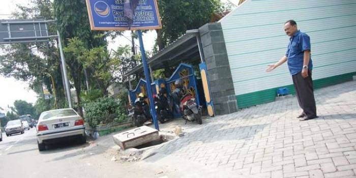Seorang pengurus DPD Nasdem Jombang menunjukan tempat parkir terakhir mobil. foto: rony suhartomo/ BANGSAONLINE