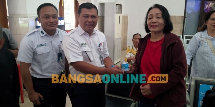hari-ozon-sedunia-kai-daop-7-bagikan-bibit-pohon-kepada-pelanggan-di-stasiun-madiun