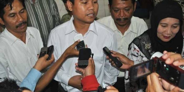 Zakky Mahbub dan Dwi Budi Susiatin saat memberikan keterangan usai mendaftar di KPU. (suwandi/BANGSAONLINE)