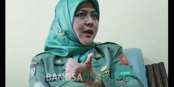 Yulien Utarti, Kepala Bagian Perekonomian Kabupaten Jombang saat ditemui di ruangannya, Senin (26/9). foto: RONY S/ BANGSAONLINE