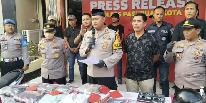 Kapolres Pasuruan Kota, AKBP Makung Ismoyo, saat konferensi pers terkait mayat dalam karung.