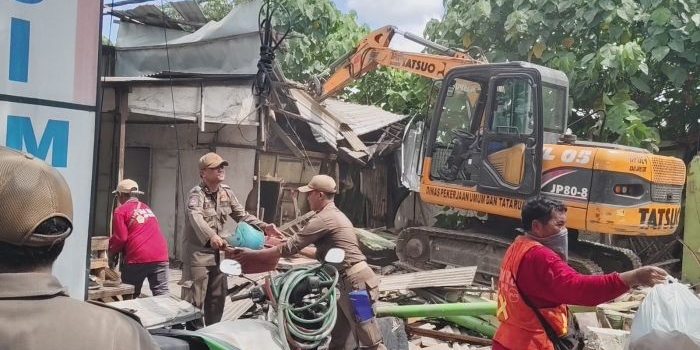 cegah-banjir-satpol-pp-gresik-tertibkan-43-bangunan-liar-di-sempadan-saluran-driyorejo