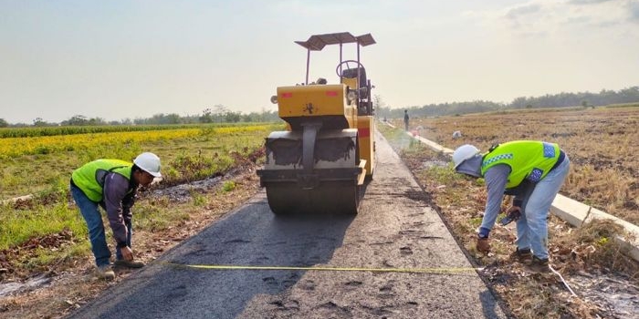 Proses perbaikan jalan penghubung Desa Sidoluwih dan Desa Mojowarno.