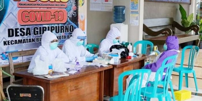 Petugas Posko Covid Desa Giripurno Kecamatan Bumiaji Kota Batu sedang berjaga.