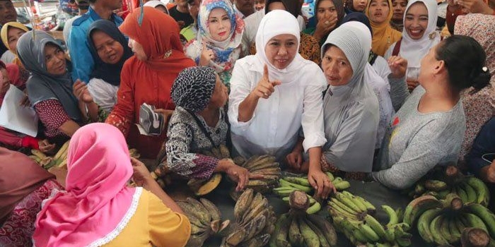 Gubernur Khofifah ketika memantau ketersediaan bahan pokok di pasar Jombang. 