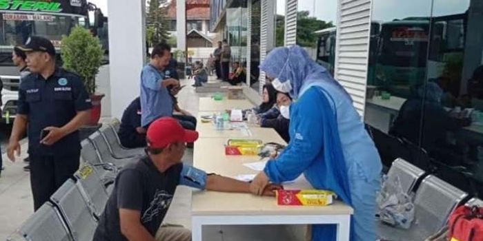 Petugas Jasa Raharja saat mengece kondisi kesehatan sopir.