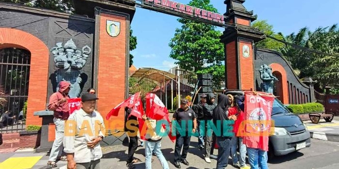 aksi-damai-gpn-di-dprd-kabupaten-kediri-desak-usut-tukar-guling-tanah-kas-desa-tiron