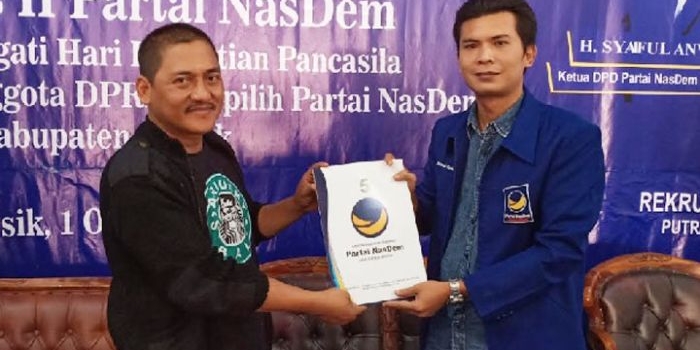 M. Sukoiri saat mengambil formulir pendaftaran Bacabup di DPD Nasdem. foto: SYUHUD/  BANGSAONLINE
