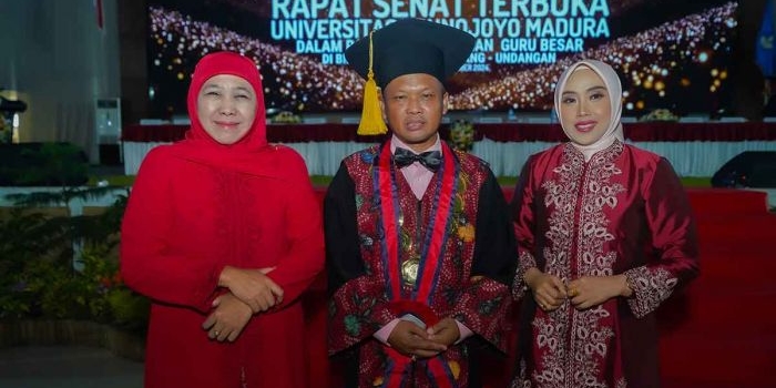 hadiri-pengukuhan-rektor-utm-sebagai-guru-besar-khofifah-ucapkan-selamat-dan-sampaikan-apresiasinya