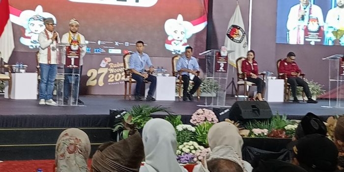 Situasi saat berlangsungnya debat publik kedua Pilkada Kota Batu 2024