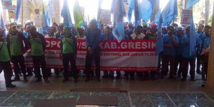 Ribuan buruh ketika demo di kantor Pemkab Gresik beberapa waktu lalu. foto: syuhud/BANGSAONLINE