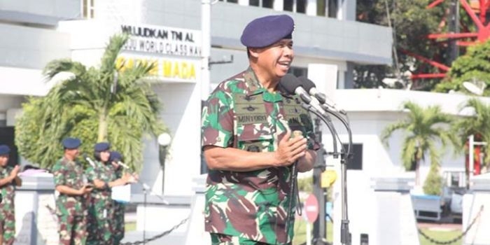 Pangkoarmada II Laksamana Muda TNI Mintoro Yulianto, S.Sos, M.Si., saat memimpin pelaksanaan Apel Khusus.