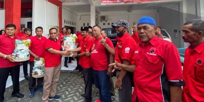 Ketua DPC PDIP Kabupaten Kediri, Murdi Hantoro, saat menyerahkan secara simbolis bingkisan lebaran kepada salah satu pengurus PAC. Foto: Ist