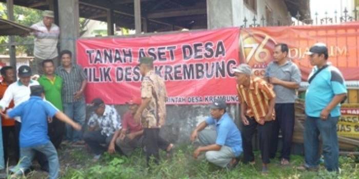 Puluhan petani gogol saat memasang spanduk di tanah sengketa. Foto : Agus HP/BANGSAONLINE