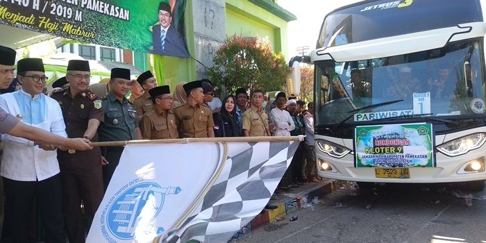 Baddrut Tamam saat memberangkatkan CJH Kab. Pamekasan di halaman Masjid Agung Asy Suhada