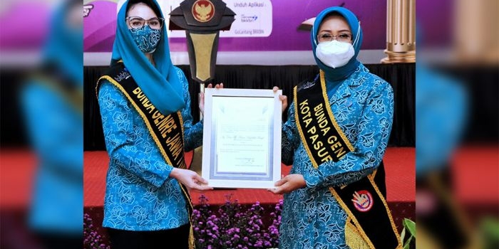 Ketua TP PKK Jawa Timur Arumi Bachsin mengukuhkan Bunda Genre Kota Pasuruan Fatma Saifullah Yusuf sebagai Duta Penurunan Stunting di sela-sela launching Sekolah Lansia Tangguh.