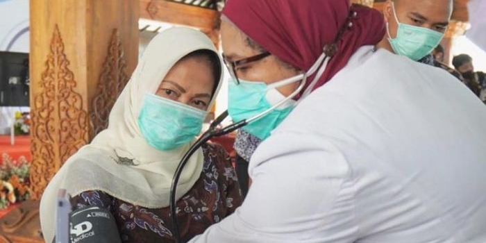 Wali Kota Batu Dewanti Rumpoko saat disuntik vaksin Covid-19.