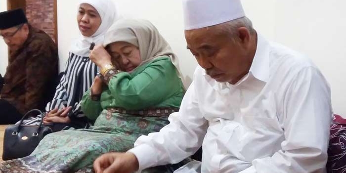Khofifah Indar Parawansa (paling kiri) bersama Nyai Mahfudhoh Wahab dan Dr KH Asep Saifuddin Chalim dalam suatu acara. foto: MMA/bangsonline.com
