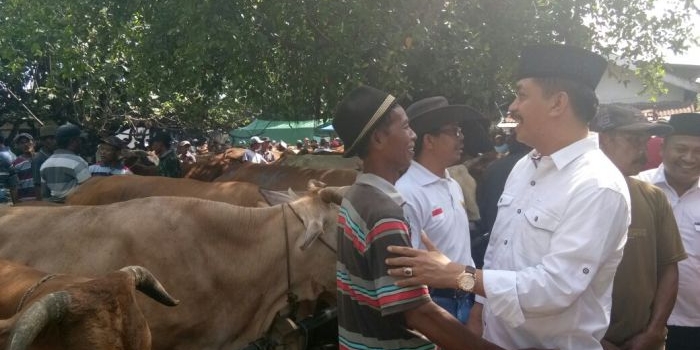 Gus Syaf saat dialog dengan pedagang sapi di pasar Kabuh. foto: BANGSAONLINE