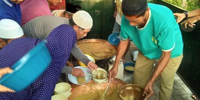 Warga harus mengantre untuk mendapatkan bubur As Syuro. foto: GUNAWAN/ BANGSAONLINE