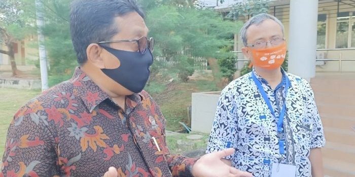 Rektor UTM Dr. Drs. Ec. Muh. Syarif, M.Si. dan Ketua Pelaksana UTBK UTM Drs. Ec. Makhmud Zulkifli, M.Si., saat memberikan penjelasan terkait pelaksanaan UTBK di UTM Bangkalan.