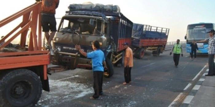 Truk gandeng saat dievakuasi di atas jembatan setelah mengalami kecelakaan. Foto: Agus HP/BANGSAONLINE