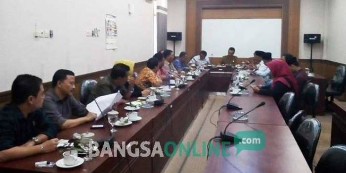 Suasana hearing antara Kopiah Nusantara (KN)  dengan DPRD Jombang, Kamis (5/10).
foto: ROMZA/ BANGSAONLINE