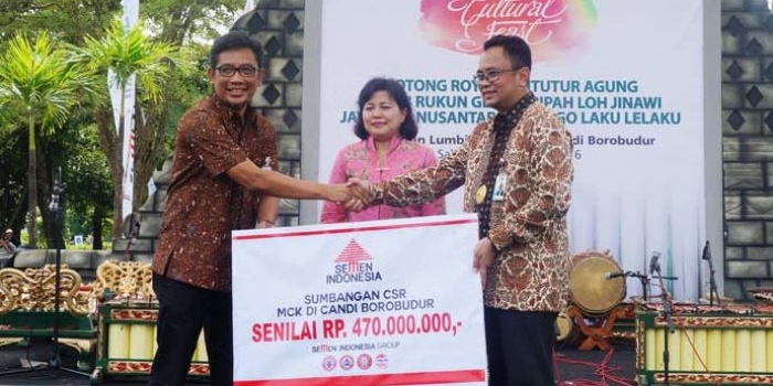 Direktur SDM dan Hukum Semen Indonesia, Ahyanizzaman (kiri) menyerahkan secara simbolis sumbangan CSR pembangunan MCK di Kawasan Candi Borobudur. foto: SYUHUD/ BANGSAONLINE