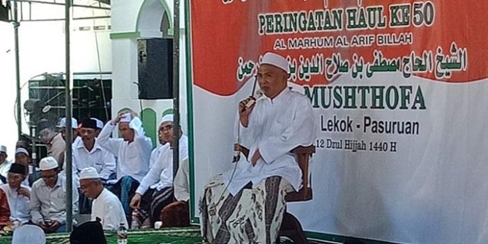 KH. Mustofa bin Mustofa saat sambutan mewakili keluarga.