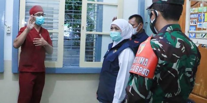 Gubernur Jawa Timur Khofifah Indar Parawansa bersama Forkopimda meninjau Politeknik Kesehatan Malang (Polkesma) Kota Malang sebagai Rumah Sakit Lapangan Malang, Sabtu (5/12/2020). foto: ist/ bangsaonline.com