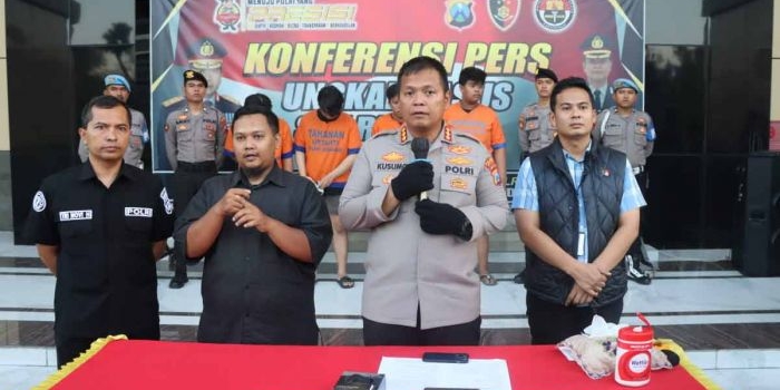 Kapolresta Sidoarjo, Kombes Pol Kusumo Wahyu Bintoro, saat konferensi pers terkait pengeroyokan penjaga warung kopi.