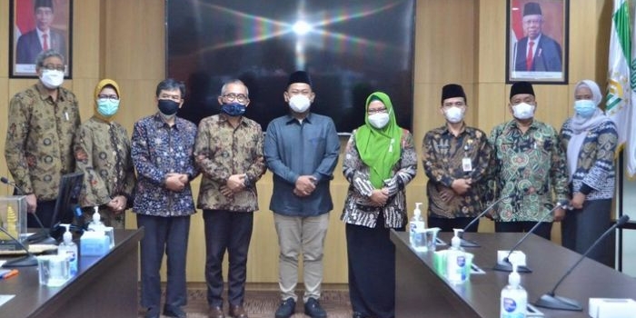 Bupati Gus Yani dan Rektor Unusa serta Wabup Bu Min dan pejabat Pemkab Gresik usai penandatanganan MoU. foto: SYUHUD/ BANGSAONLINE.com