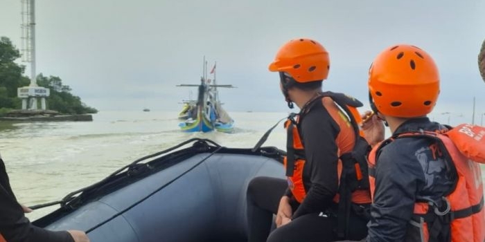 nelayan-asal-mandangin-sampang-dilaporkan-jatuh-dari-kapal-tim-sar-lakukan-pencarian