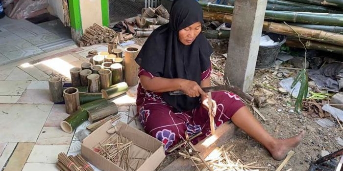 Raminah, salah satu warga Dusun Dukuhan, Kelurahan Kebonsari, saat sedang memproduksi tusuk sate.