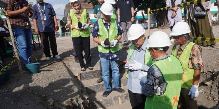 Peletakan batu pertama secara simbolis dilakukan oleh 7 pejabat yang merupakan perwakilan dari YBCMP dan Universitas. Foto: Ist