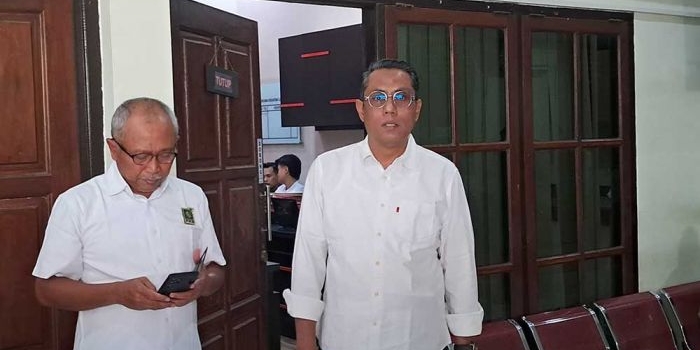 Ketua DPC PKB Tuban, Miyadi, bersama Sekretaris DPC, Mirza Ali Mansyur, saat melapor ke Satreskrim Polres Tuban. Foto: AHMAD CHOIRUDIN/ BANGSAONLINE