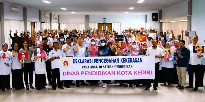 Ketua TP PKK Kota Kediri Ferry Silviana Abdullah Abu Bakar (kerudung hitam) saat deklarasi bersama. Foto: Ist.