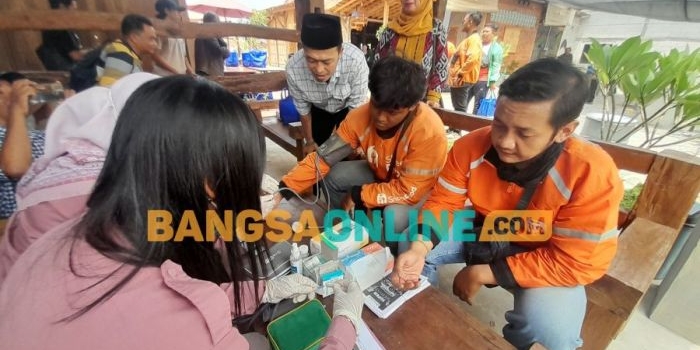 Dedi Irwansa saat baksos memperingati HUT ke-24 Partai Demokrat, Selasa (9/9/2025). foto: Mustain/BANGSAONLINE