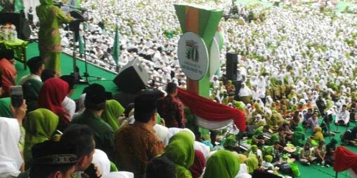 Ketua PP Muslimat NU Khofifah Indar Parawansa saat menyampaikan sambutan. foto: BANGSAONLINE