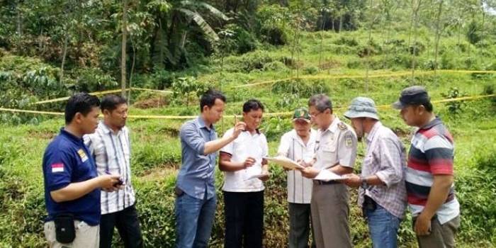 BPN dan penyidik saat melakukan pemeriksaan lapangan