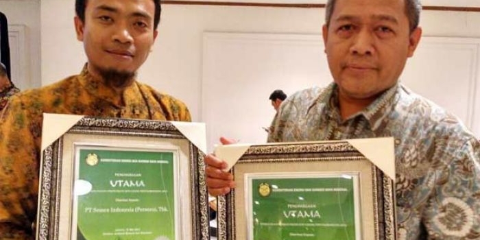 Kepala Departemen Raw Material Production Semen Indonesia, Musiran (kanan) usai menerima penghargaan di Jakarta.