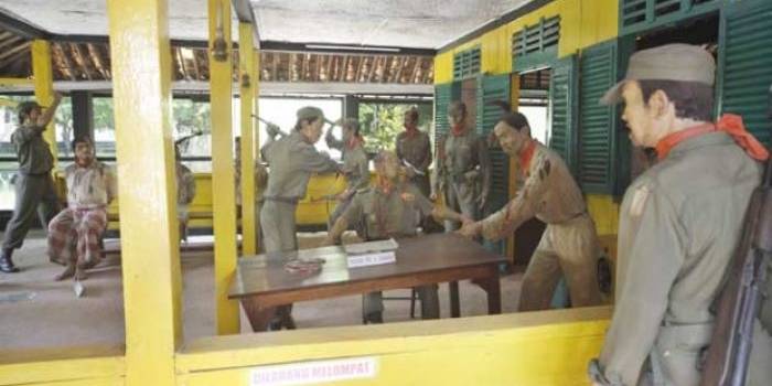 Anggota PKI sedang menyiksa dan menawan Mayjen S Parman, Mayjen Suprapto, Brigjen Sutoyo dan Lettu Pierre Tendean di serambi rumah di dalam Monumen Lubang Buaya Jalan Raya Pondok Gede, Jakarta Timur, 4 Juli 2012. TEMPO/Subekti