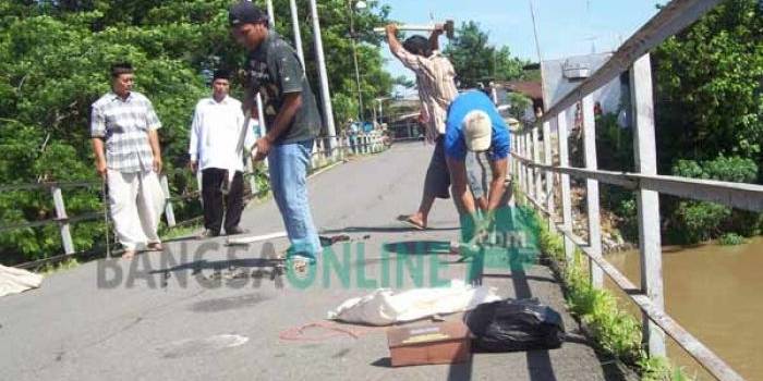 Warga saat melakukan renovasi jembatan Mrican ditahun 2011 lalu agar bisa dilalui kendaraan roda dua setelah ditutup total. foto: arif kurniawan/BANGSAONLINE