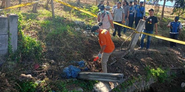 Petugas saat mengevakuasi tengkorak manusia di Jalan Tol Surabaya-Gempol KM 743.